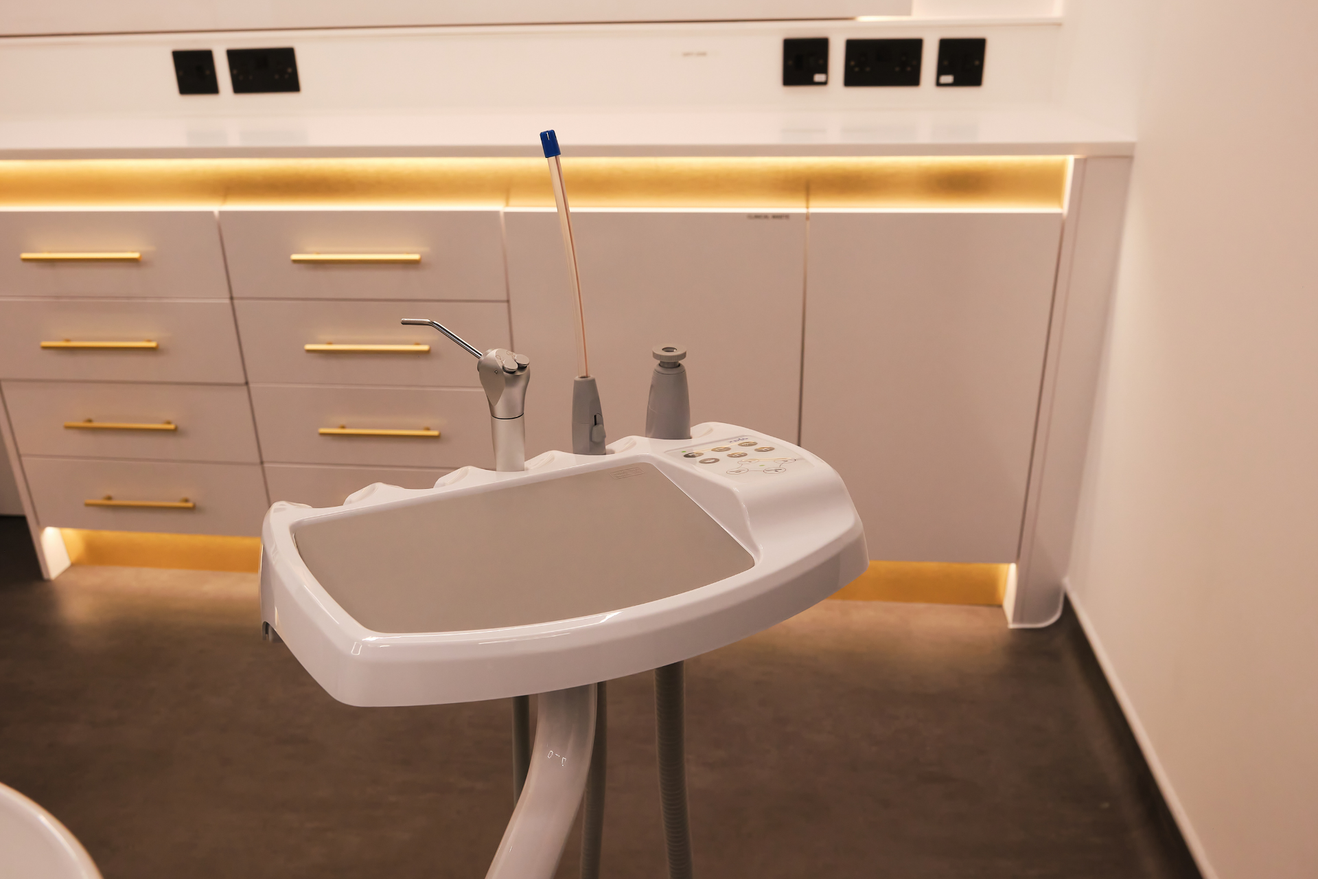 Gentle ultrasonic scaler removing remaining calculus deposits